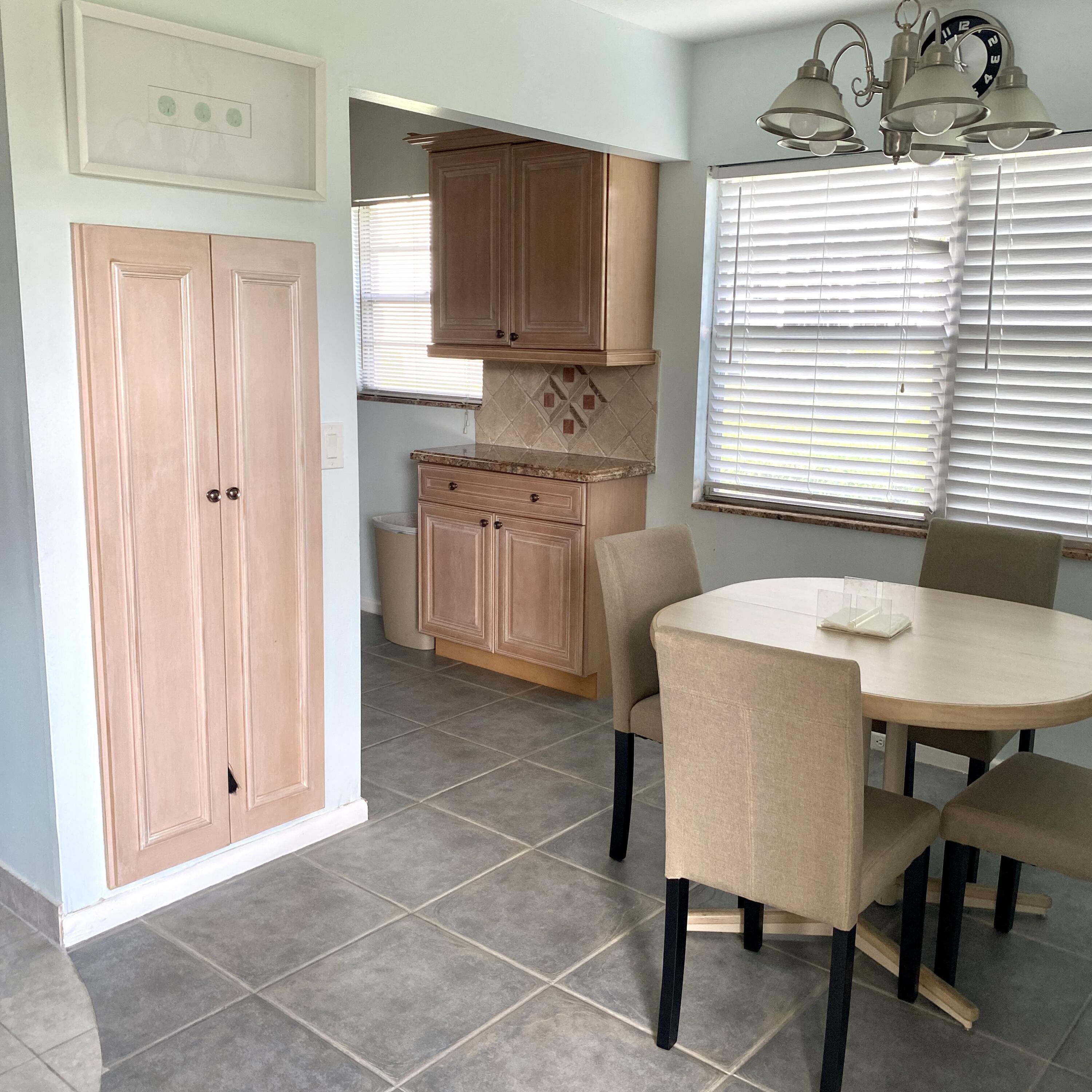 392 Brighton J Boca Raton, FL 33434 - Photo 7 of 54 Kitchen & DR