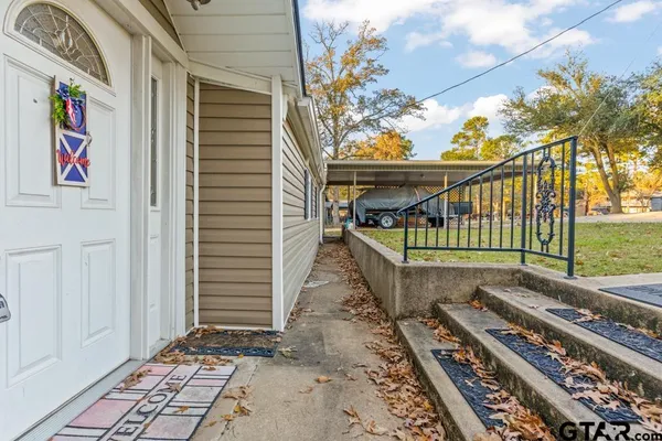 a view of a pathway of a house