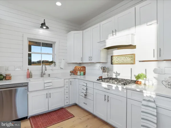 $975,000 | 197 Rawhide Lane, Shenandoah Junction, WV 25442