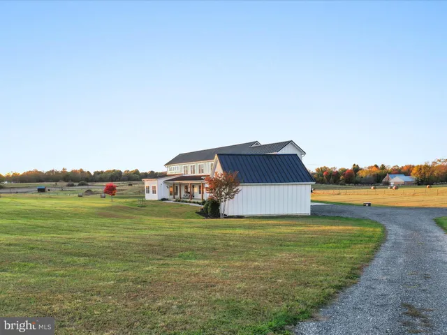a view of a house with backyard