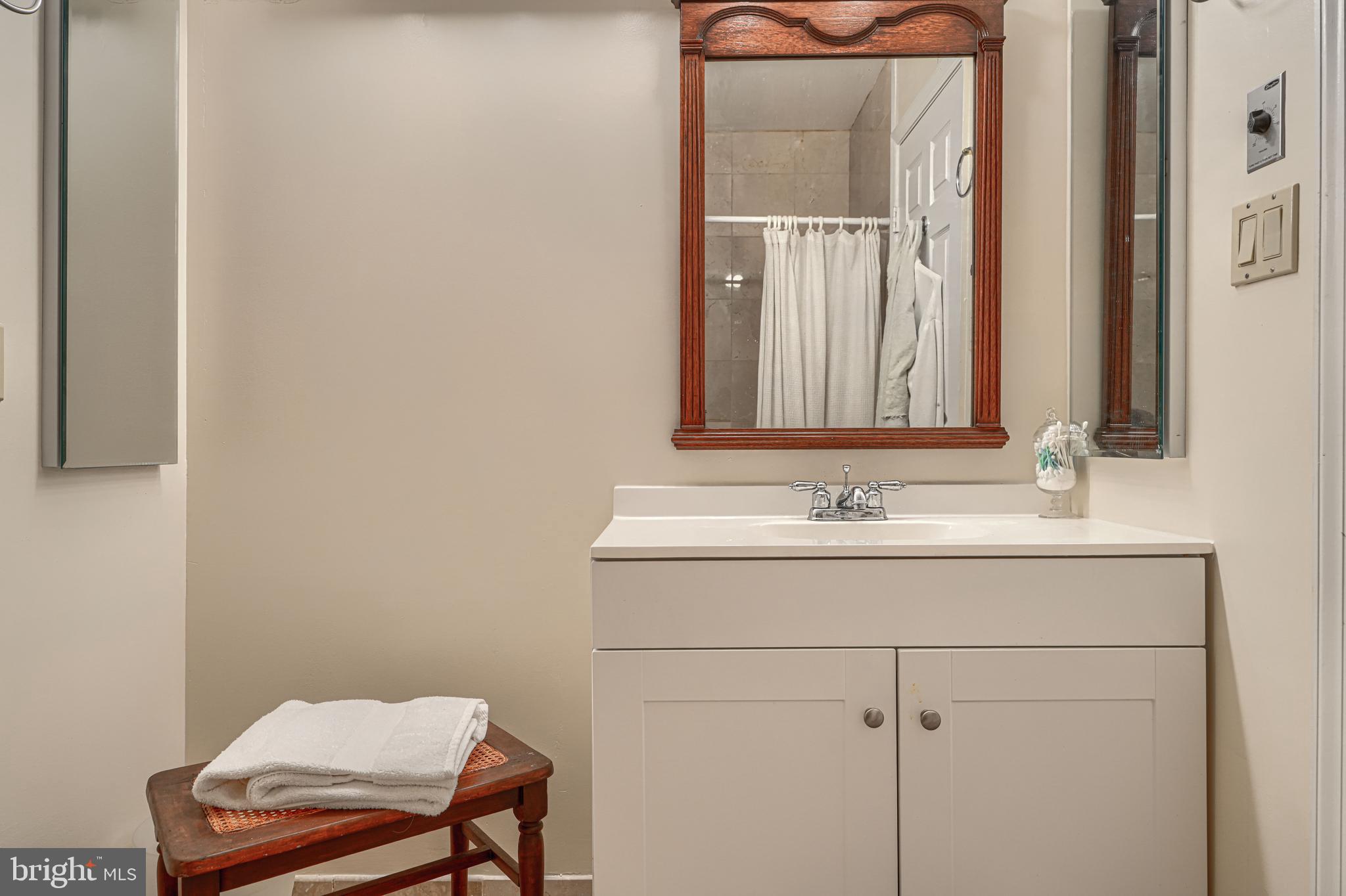 3801 Canterbury Road, Unit 912 Baltimore, MD 21218 - Photo 50 of 79 Vanity in hallway full bath