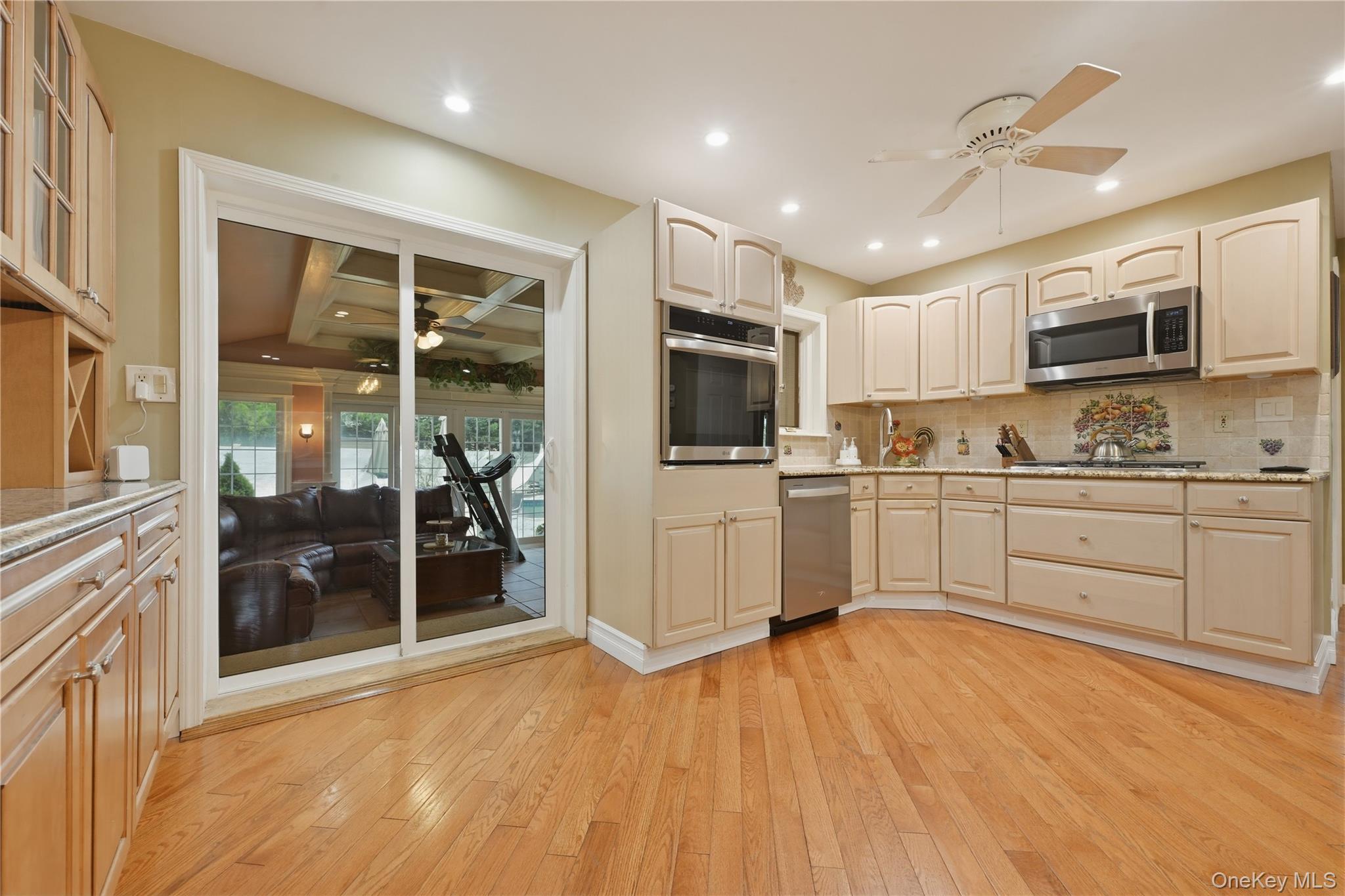 19 Berkshire Road Bethpage, NY 11714 - Photo 9 of 42