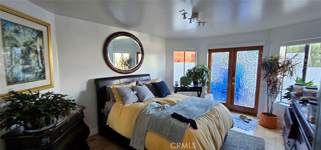 8109 Sinaloa Road Playa del Rey, CA 90293 - Photo 14 of 19 a bed sitting in a bedroom next to a window