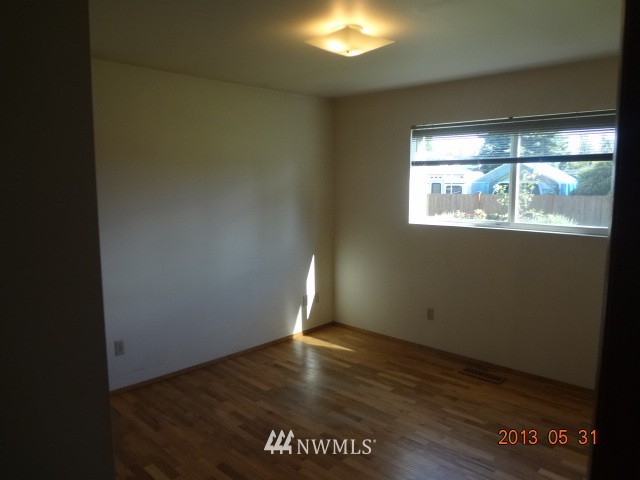 4333 Northeast 10th Place Renton, WA 98059 - Photo 6 of 11 Gallery Image 6