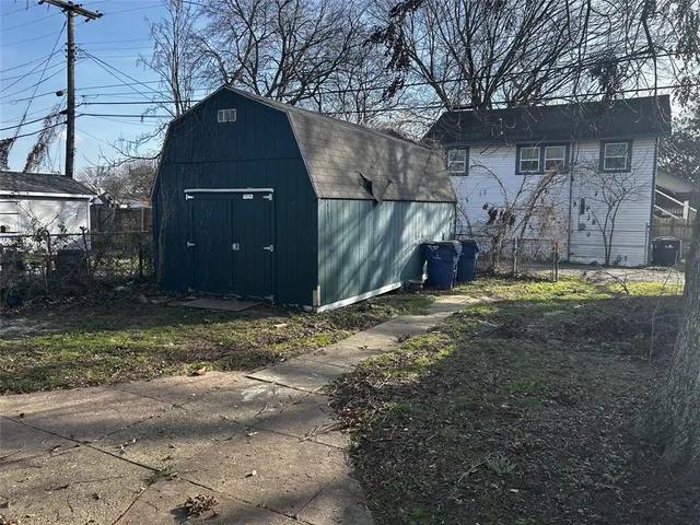 a view of a backyard