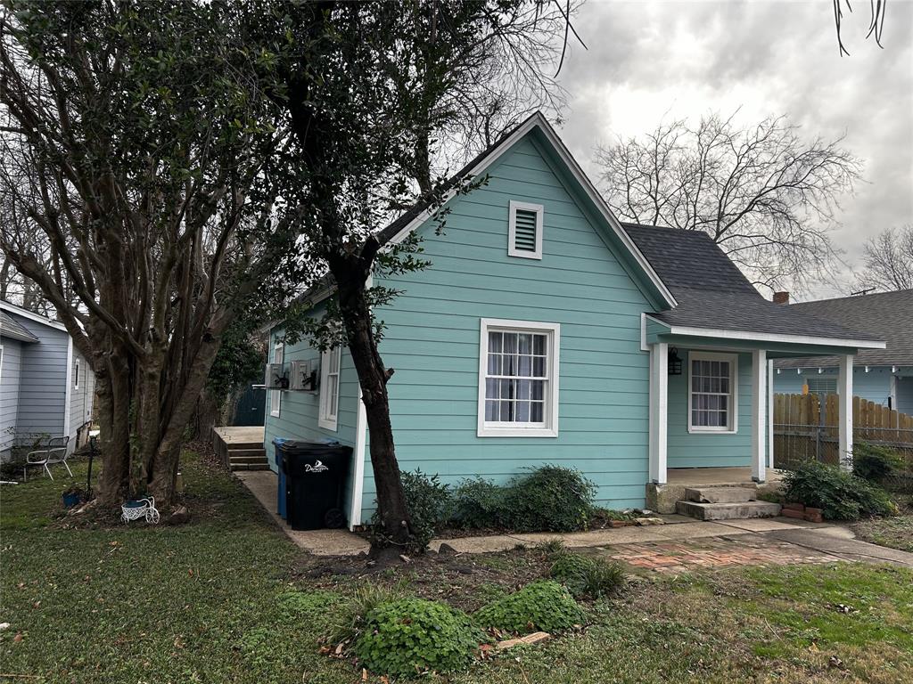 908 West Chestnut Street Denison, TX 75020 - Photo 2 of 19 a view of a backyard with a large tree