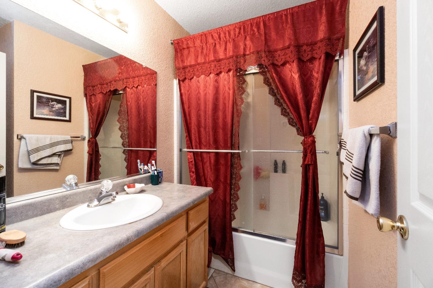 1920 Truman Drive Madera, CA 93638 - Photo 12 of 18 a bathroom with 2 sink and a mirror