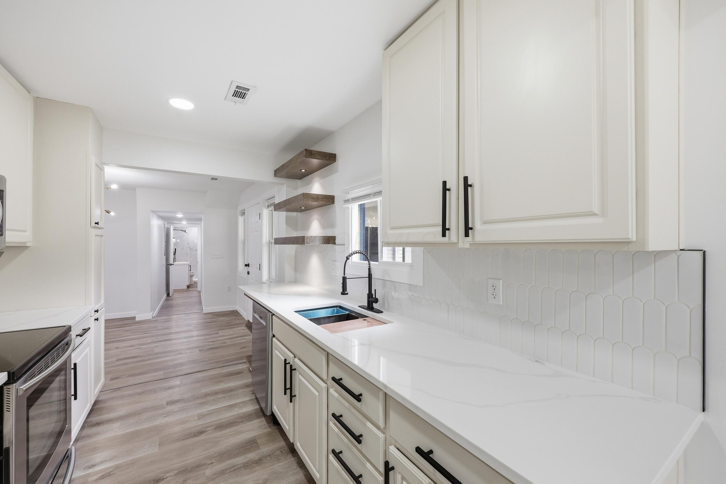 2386 Lindale Road Columbus, OH 43224 - Photo 9 of 31 Kitchen