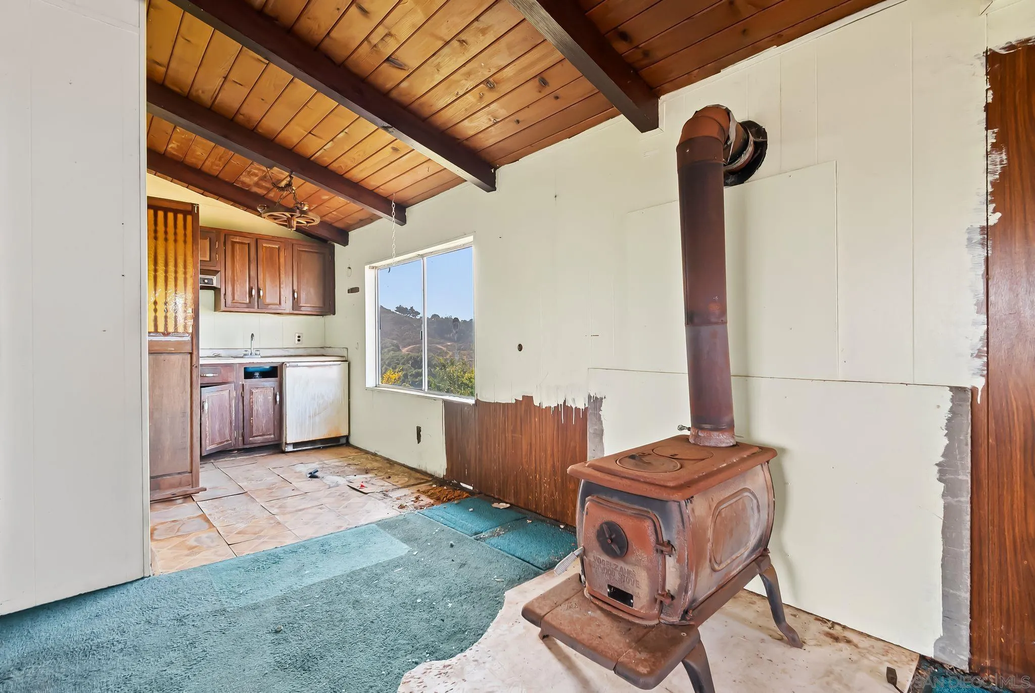 6133 Rainbow Heights Road Fallbrook, CA 92028 - Photo 7 of 55 a living room with a couch