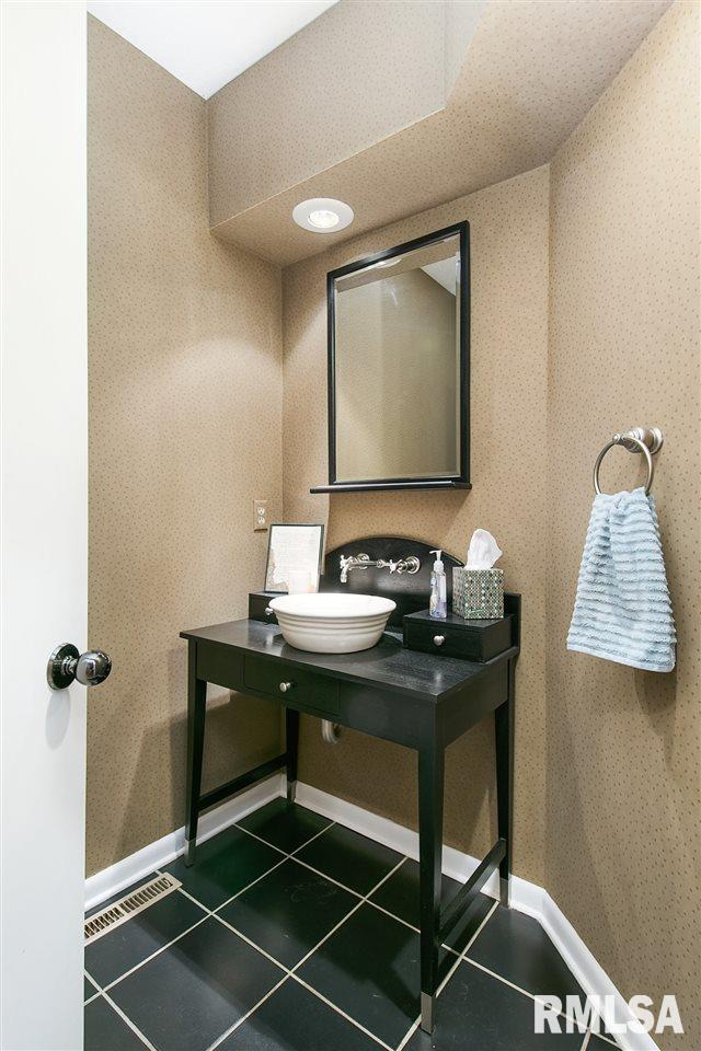 2209 Forest Road Davenport, IA 52803 - Photo 17 of 36 Gallery Image 17
