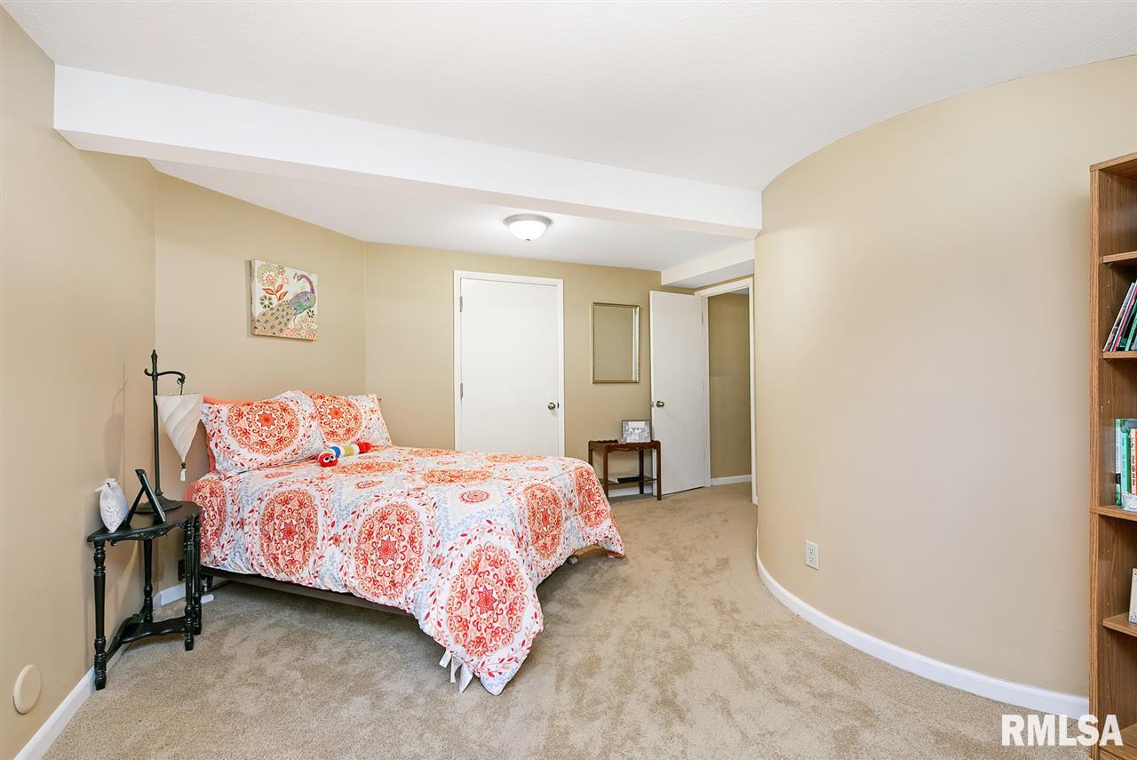 2209 Forest Road Davenport, IA 52803 - Photo 26 of 36 Gallery Image 26