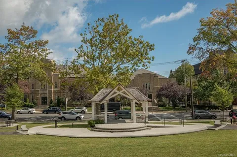 $449,000 | 17 Chatsworth Avenue, Unit 2K, Larchmont, NY 10538