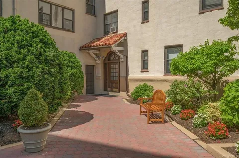 $449,000 | 17 Chatsworth Avenue, Unit 2K, Larchmont, NY 10538