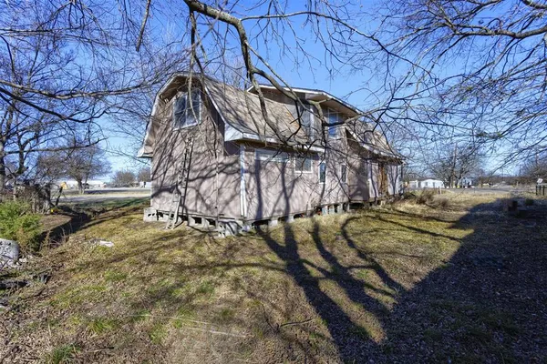 a view of a yard with street