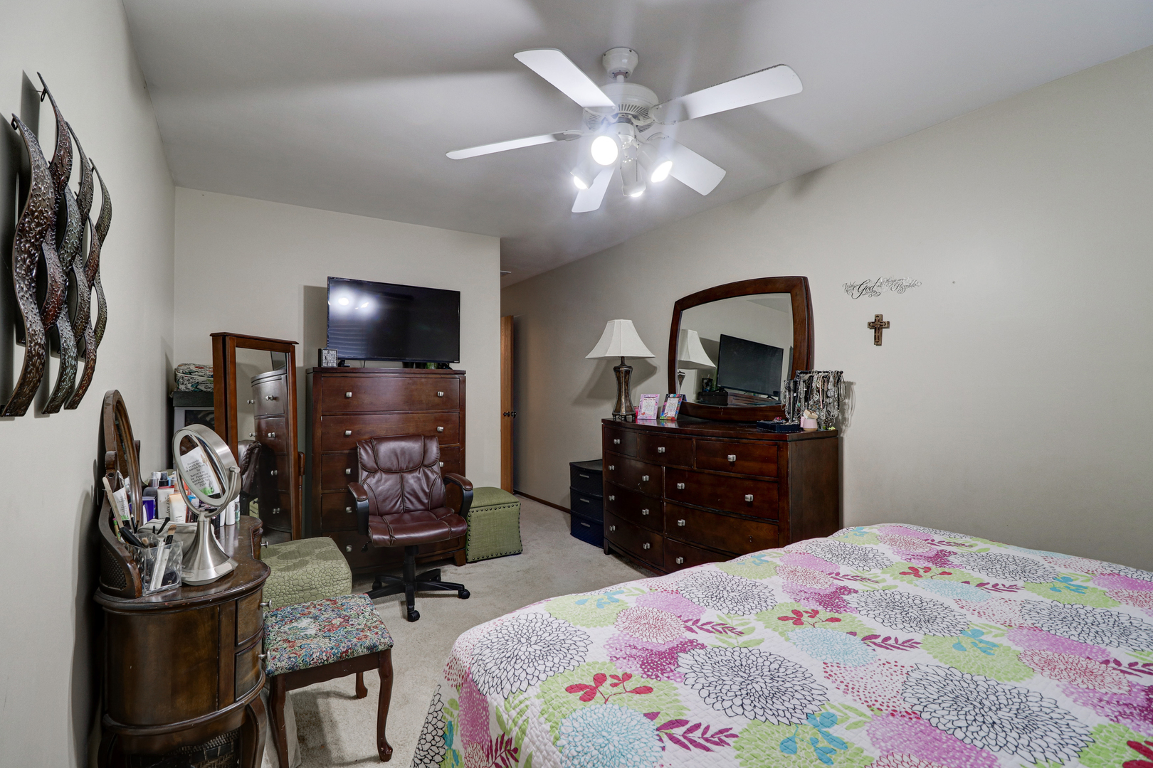 17482 Chestnut Lane Gurnee, IL 60031 - Photo 20 of 23 a bedroom with a bed and a mirror on dresser