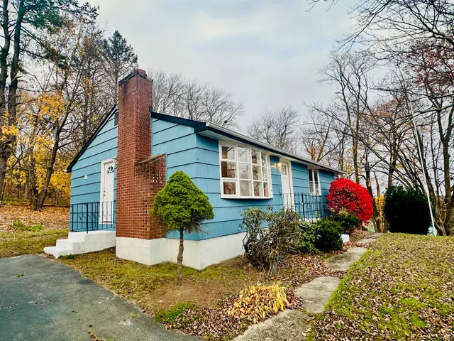 a view of a house with a yard
