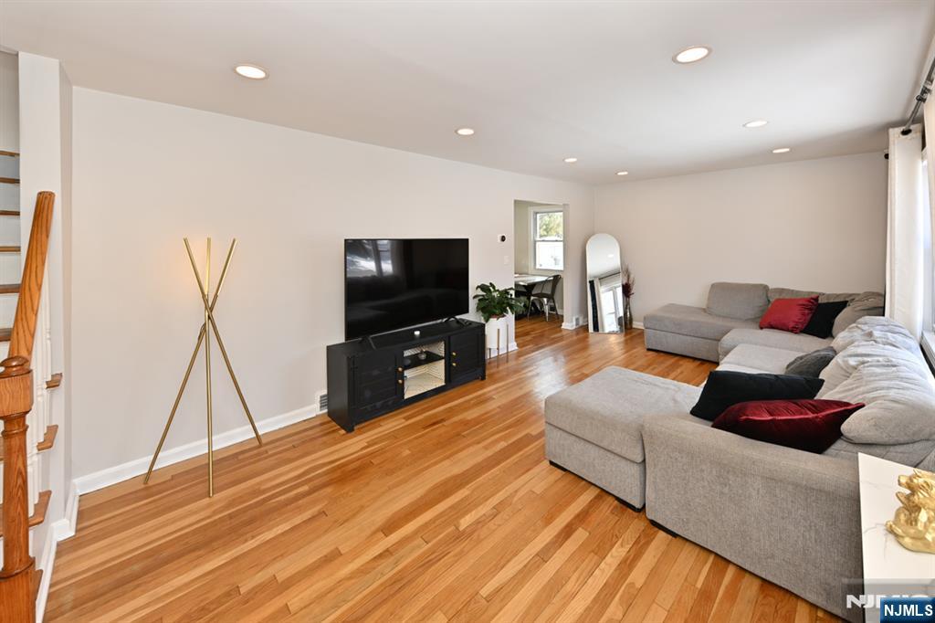 262 Spring Valley Avenue Hackensack, NJ 07601 - Photo 3 of 28