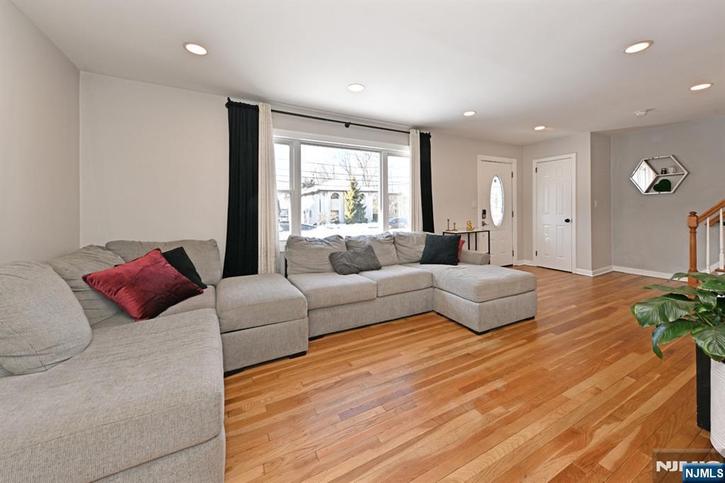 262 Spring Valley Avenue Hackensack, NJ 07601 - Photo 5 of 28