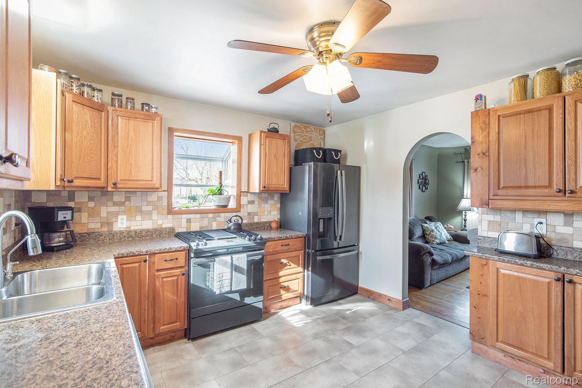 10926 Lansing Road Durand, MI 48429 - Photo 6 of 25 8.jpg