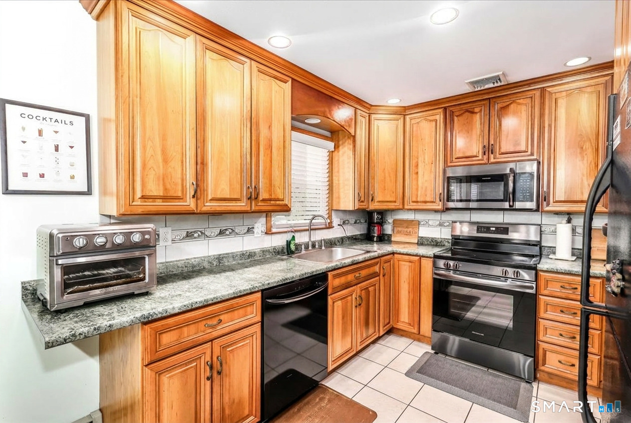 46 Jeanette Road Danbury, CT 06811 - Photo 7 of 35