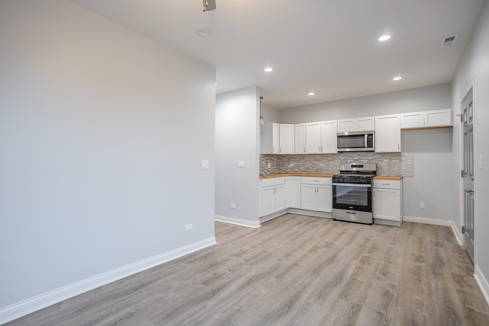 1013 West 18th Place, Unit 2R Chicago, IL 60608 - Photo 4 of 12