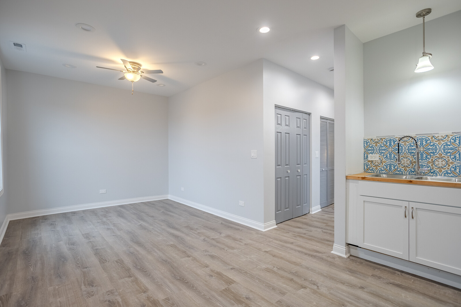 1013 West 18th Place, Unit 2R Chicago, IL 60608 - Photo 5 of 12