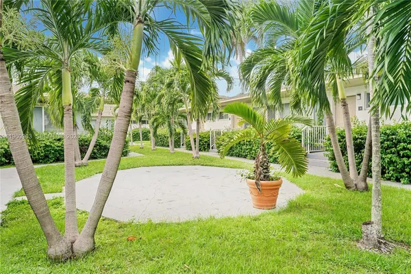 $1,800 | 1050 98th Street, Unit 4W, Bay Harbor Islands, FL 33154
