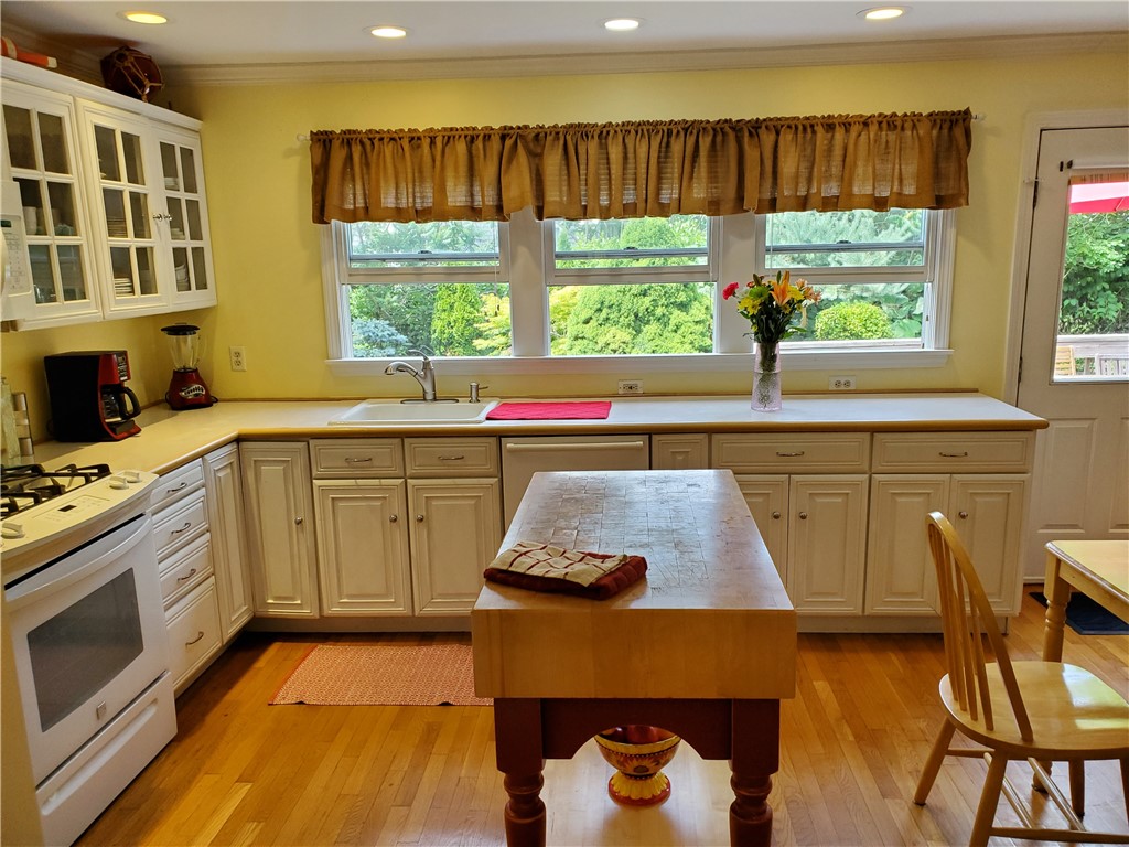 4 Key Court Newport, RI 02840 - Photo 18 of 49 Eat in Kitchen