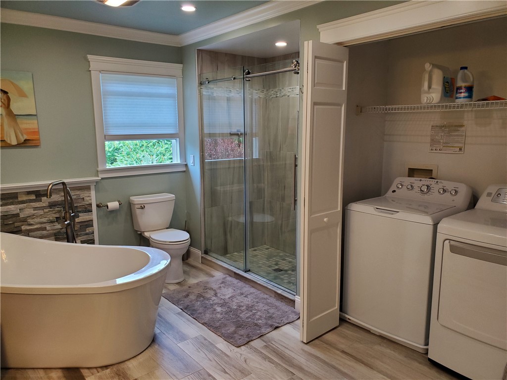 4 Key Court Newport, RI 02840 - Photo 33 of 49 Primary Bedroom Spa Bathroom & Laundry closet