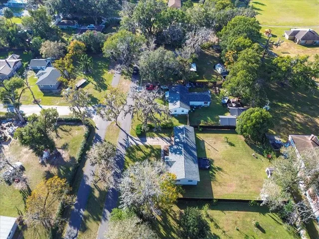 a view of a yard with plants