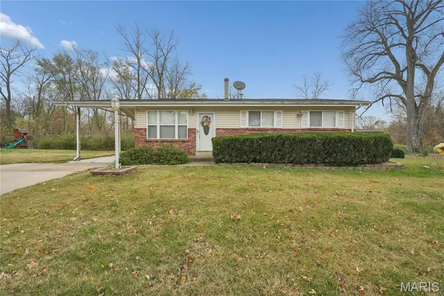 $229,900 | 11410 Essex Avenue, Maryland Heights, MO 63043