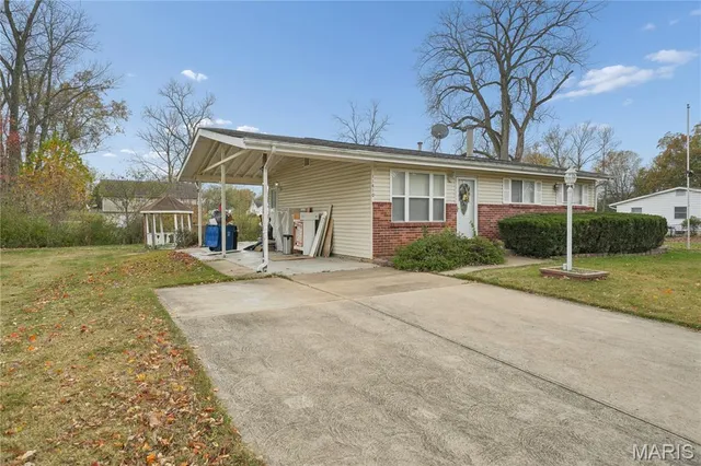 $229,900 | 11410 Essex Avenue, Maryland Heights, MO 63043