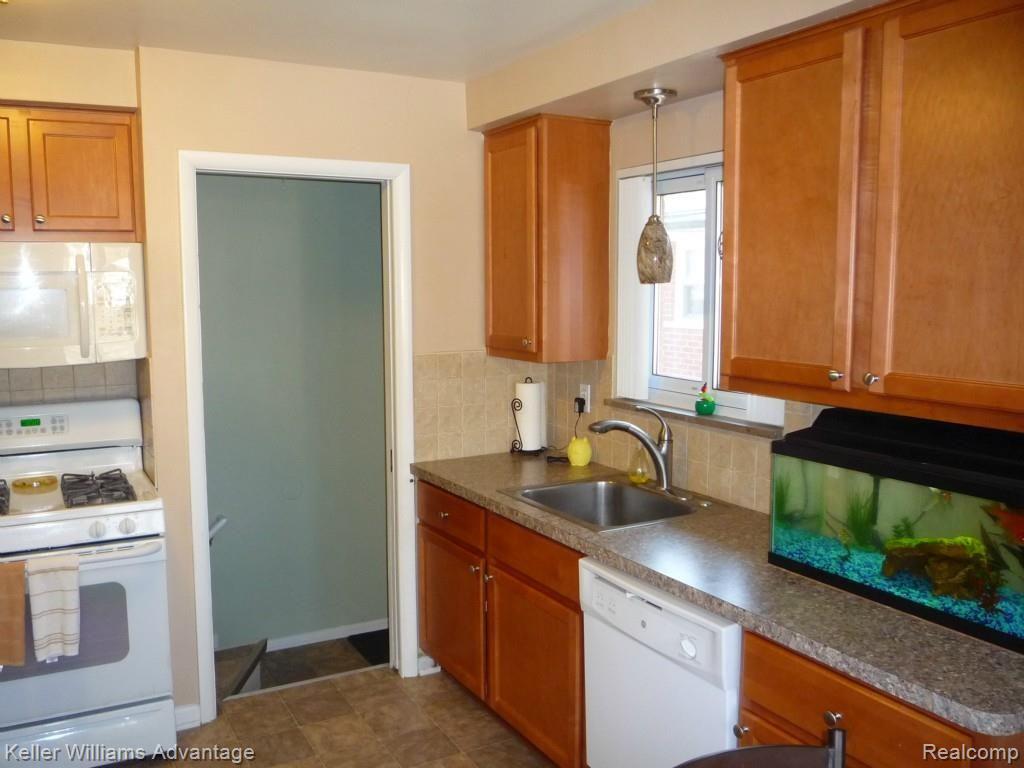 19482 Rensellor Street Livonia, MI 48152 - Photo 8 of 20 P1040198.jpg