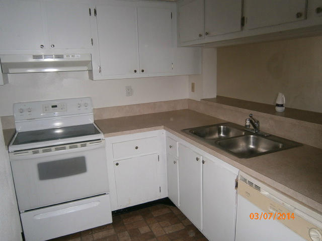 6701 Mallards Cove Road, Unit 14F Jupiter, FL 33458 - Photo 5 of 8 kitchen