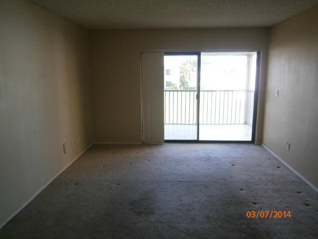 6701 Mallards Cove Road, Unit 14F Jupiter, FL 33458 - Photo 6 of 8 living room