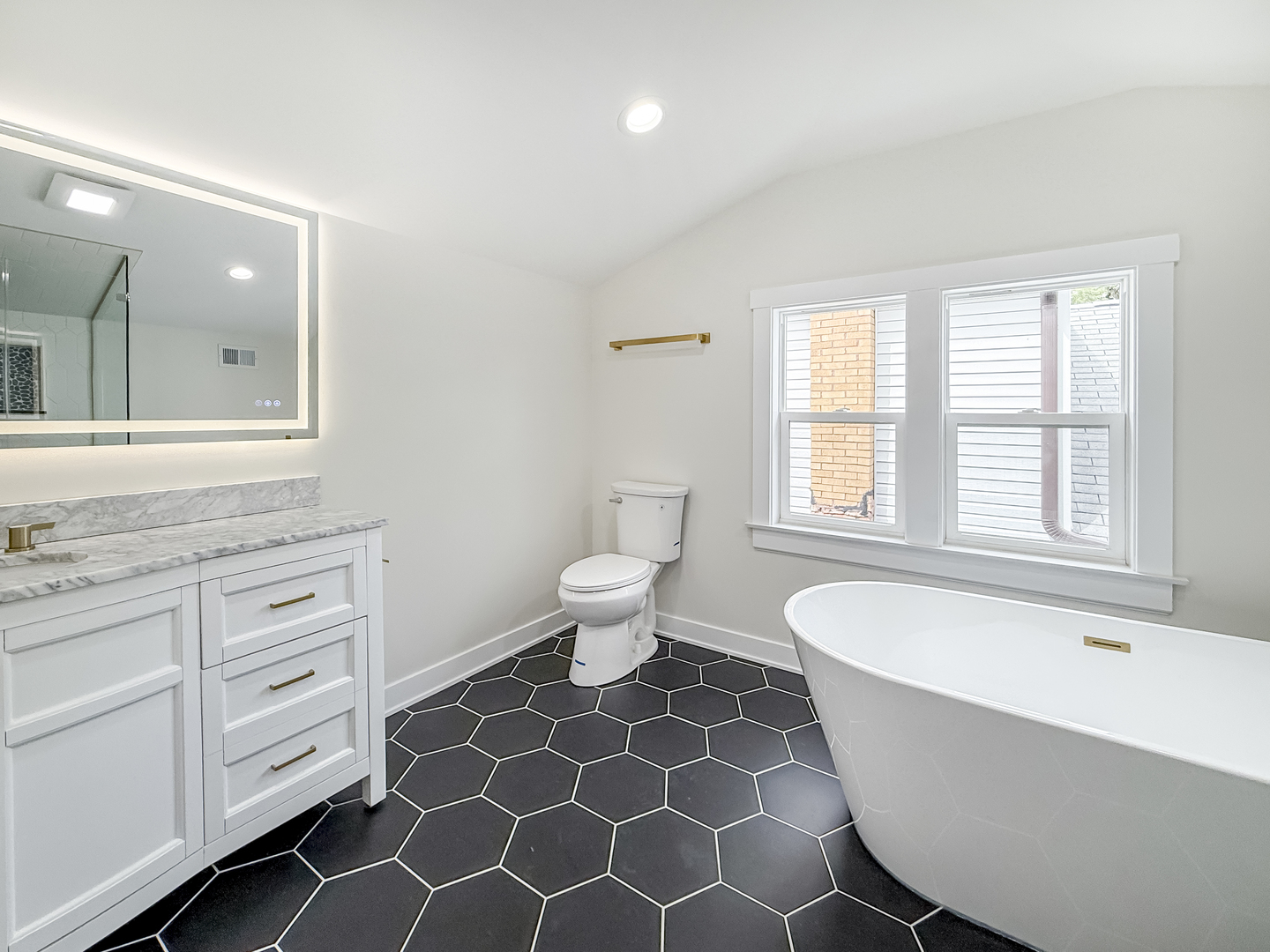 3128 Arthur Avenue Brookfield, IL 60513 - Photo 20 of 35 a spacious bathroom with a bathtub and a sink
