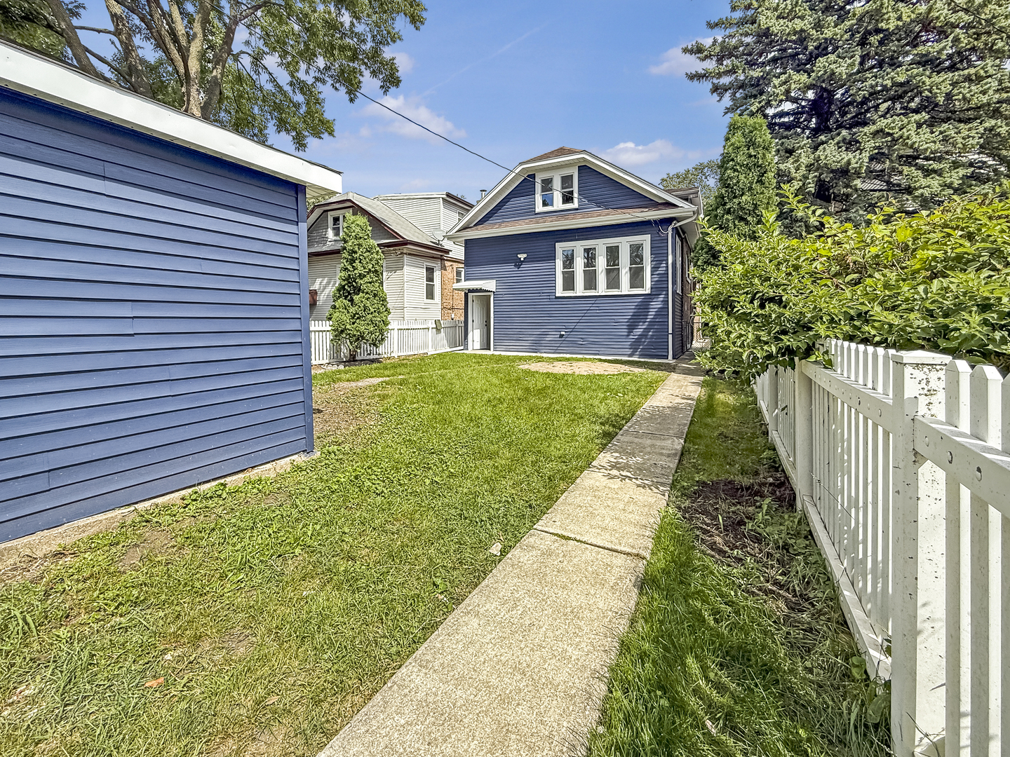 3128 Arthur Avenue Brookfield, IL 60513 - Photo 33 of 35 a front view of a house with a yard