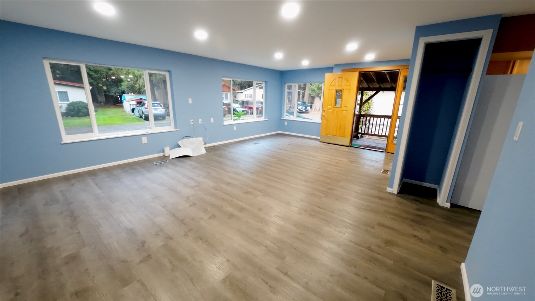 6800 Enterprise, Unit 9 Ferndale, WA 98248 - Photo 5 of 22 a view of livingroom with hardwood floor and workspace