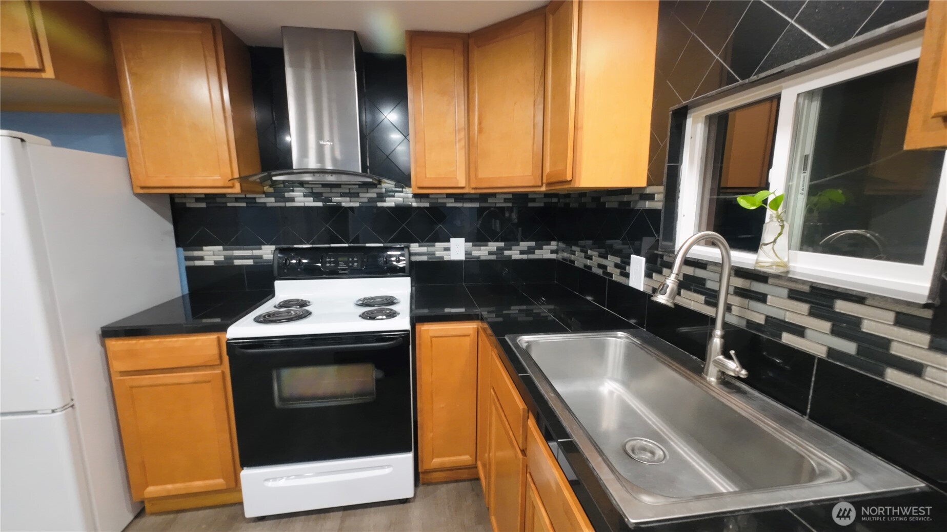 6800 Enterprise, Unit 9 Ferndale, WA 98248 - Photo 7 of 22 a stove top oven sitting inside of a kitchen