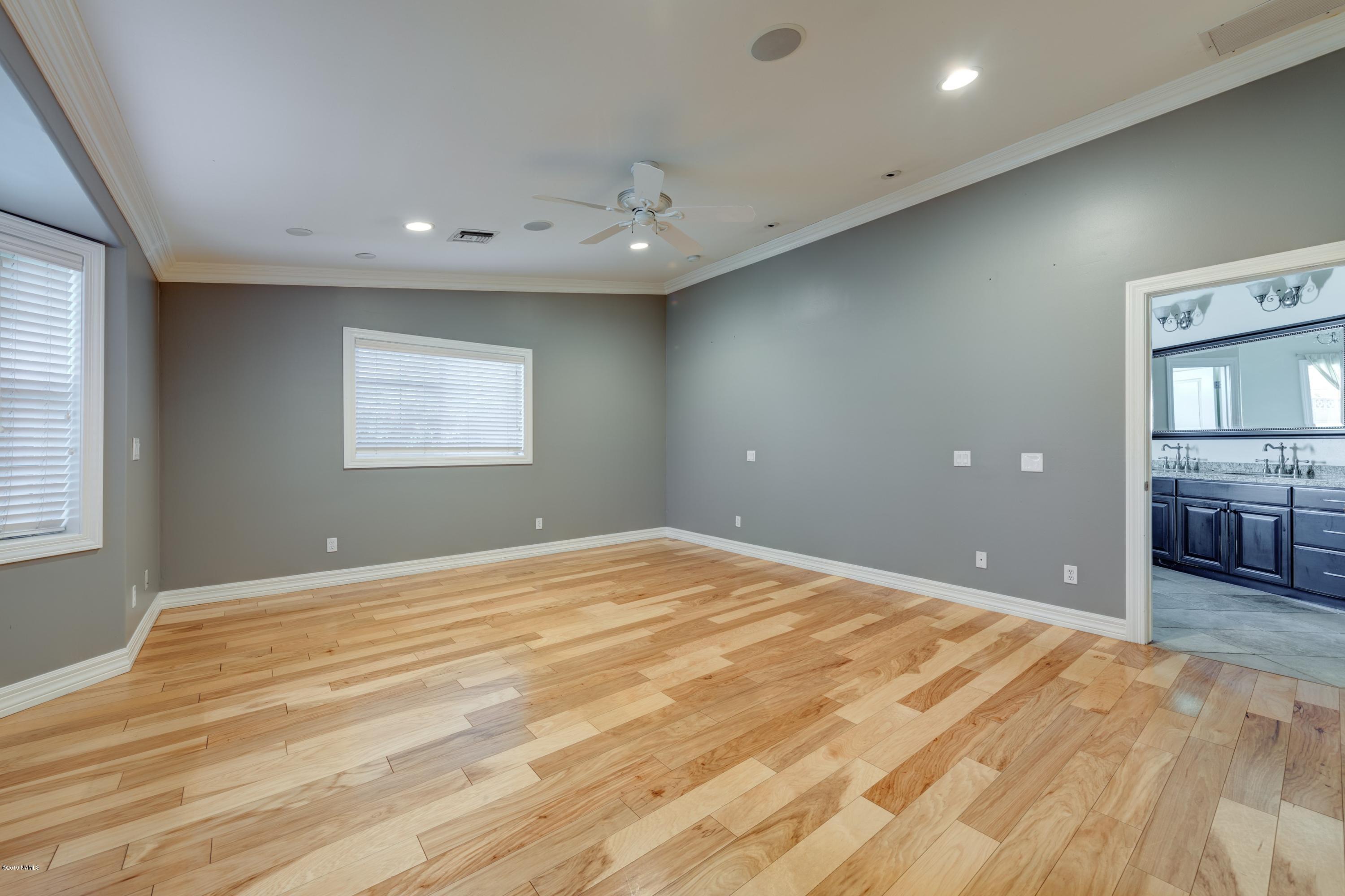 4610 East Cheery Lynn Road Phoenix, AZ 85018 - Photo 15 of 39 042_Master Suite