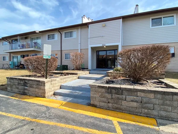 $197,500 | 860 East Old Willow Road, Unit 221, Prospect Heights, IL 60070