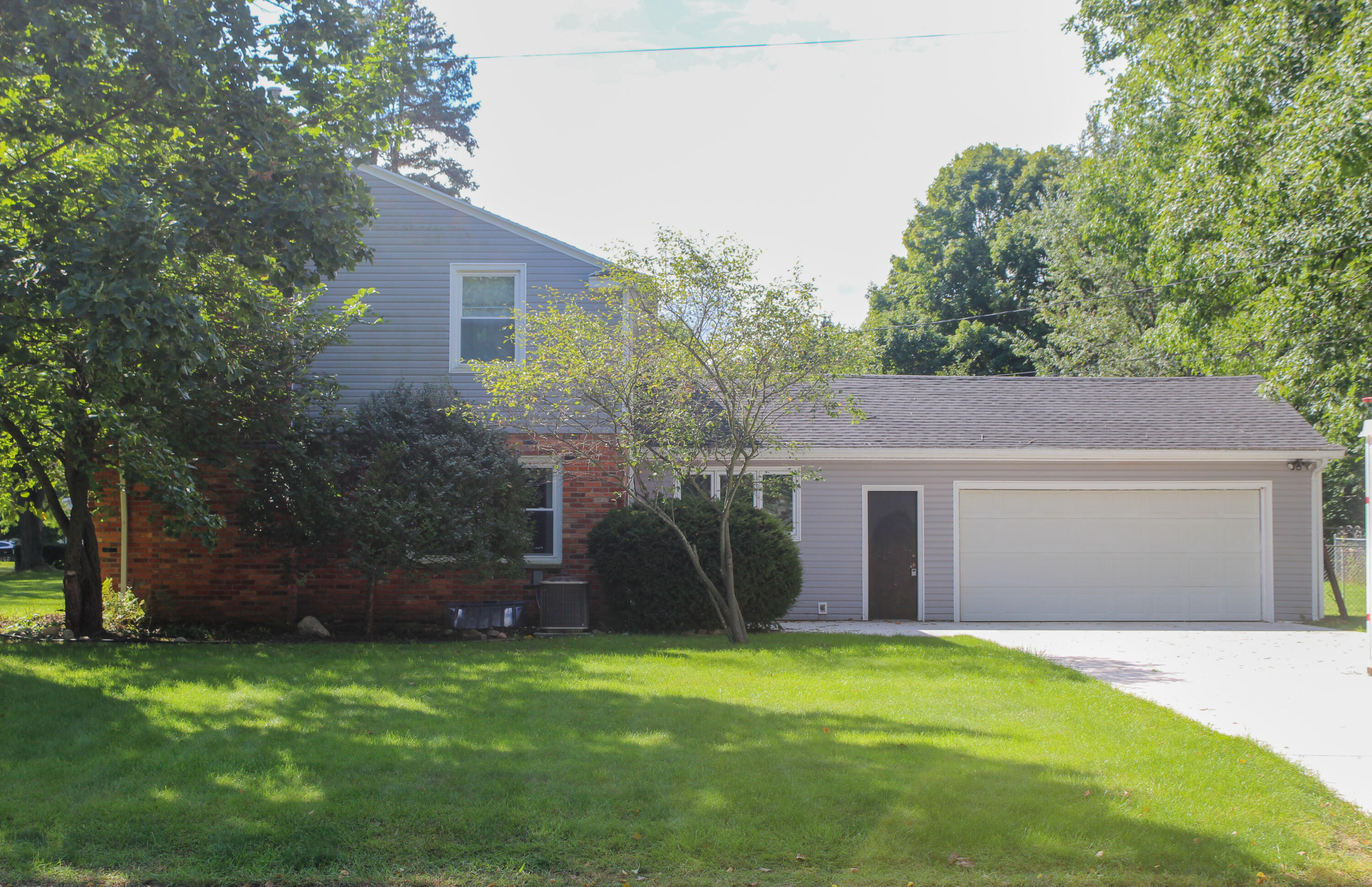 1203 Piccadilly Road Kalamazoo, MI 49006 - Photo 3 of 23 Outisde Shoots 1