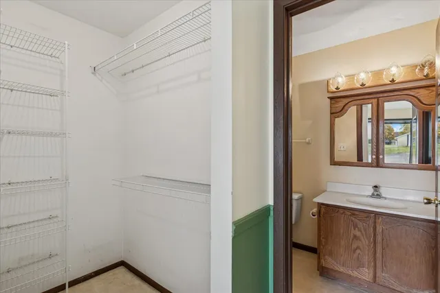 $199,900 | 419 North Thornwood Drive, Unit A, McHenry, IL 60050