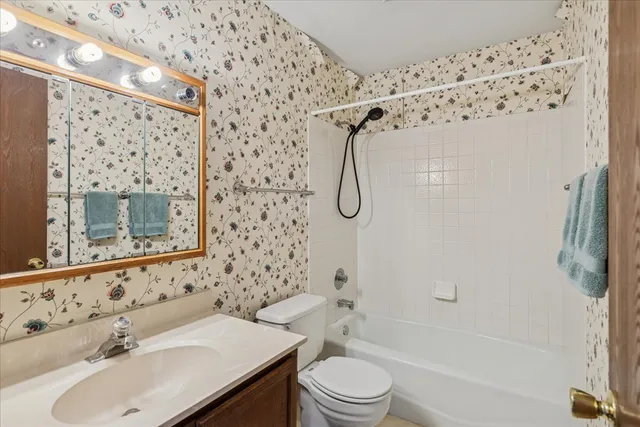 $199,900 | 419 North Thornwood Drive, Unit A, McHenry, IL 60050