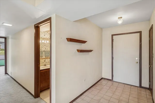 $199,900 | 419 North Thornwood Drive, Unit A, McHenry, IL 60050