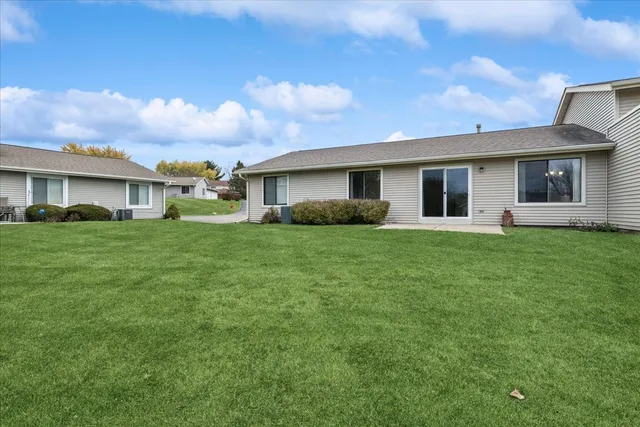 $199,900 | 419 North Thornwood Drive, Unit A, McHenry, IL 60050