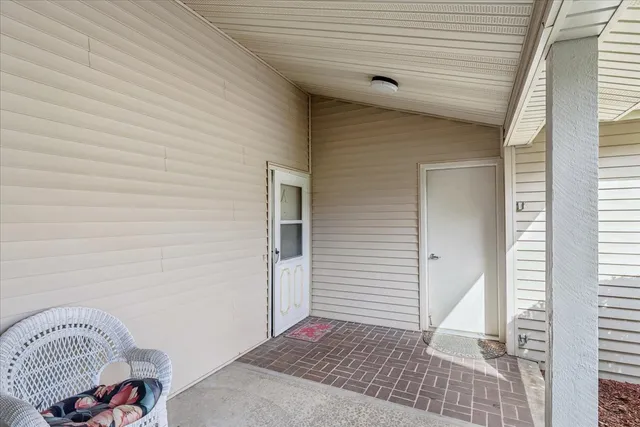 $199,900 | 419 North Thornwood Drive, Unit A, McHenry, IL 60050
