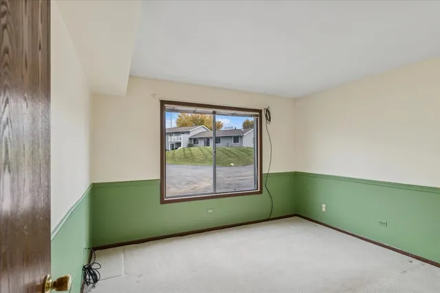 $199,900 | 419 North Thornwood Drive, Unit A, McHenry, IL 60050