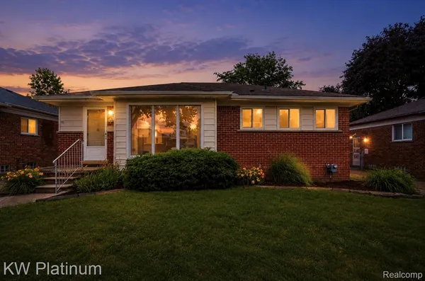 $309,900 | 25718 Harmon Street, St. Clair Shores, MI 48081