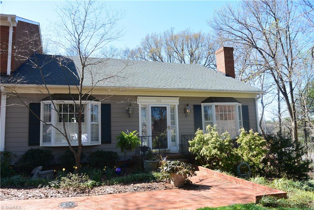 End unit with lots of windows and light